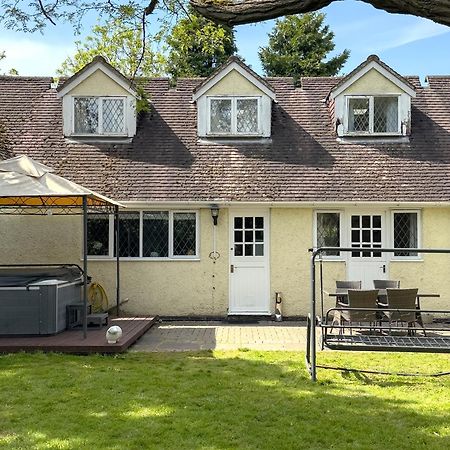 Rural Lodge Stay In Windsor! Hot Tub! Sleeps 20 Брей Экстерьер фото
