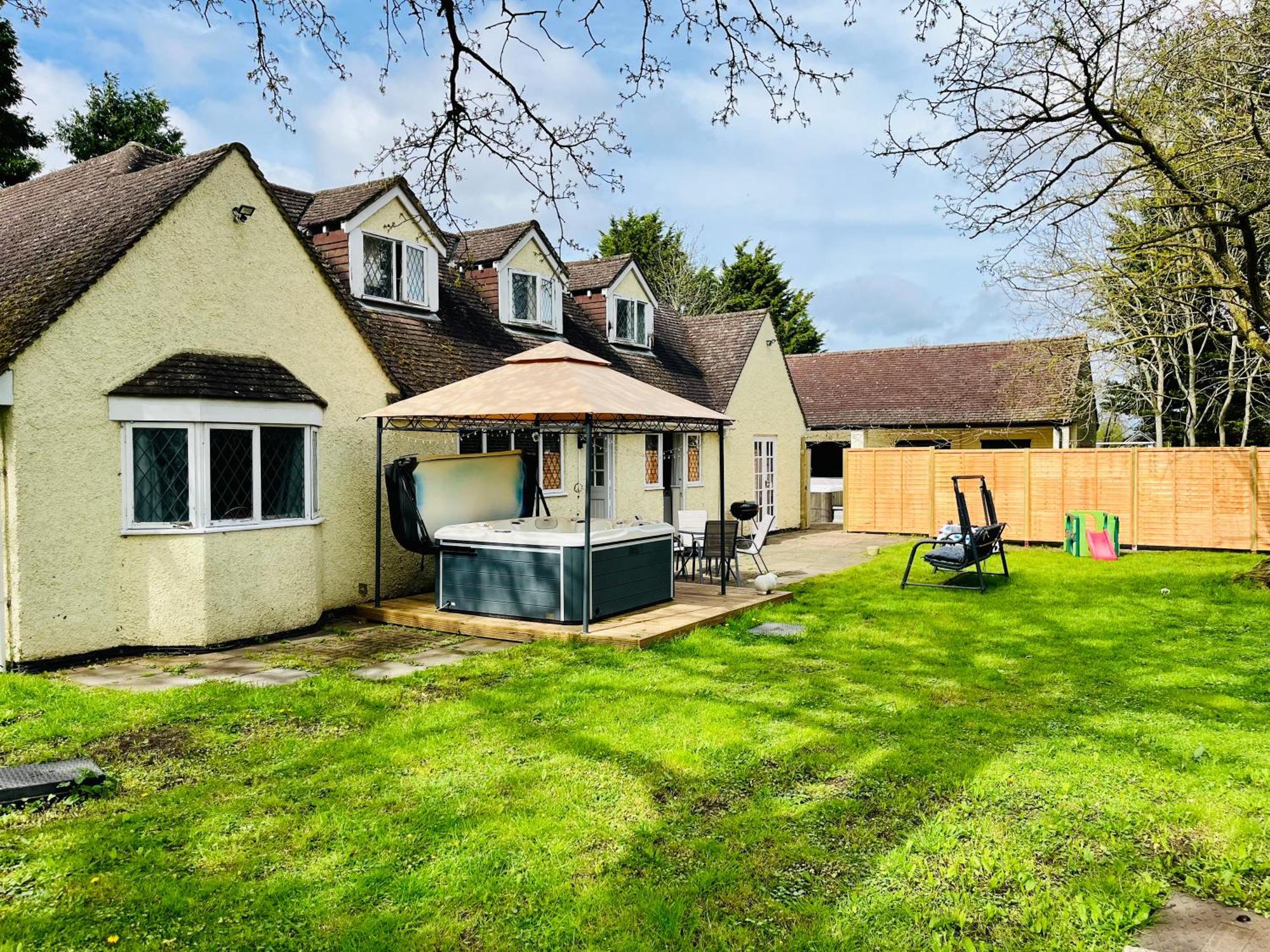 Rural Lodge Stay In Windsor! Hot Tub! Sleeps 20 Брей Экстерьер фото