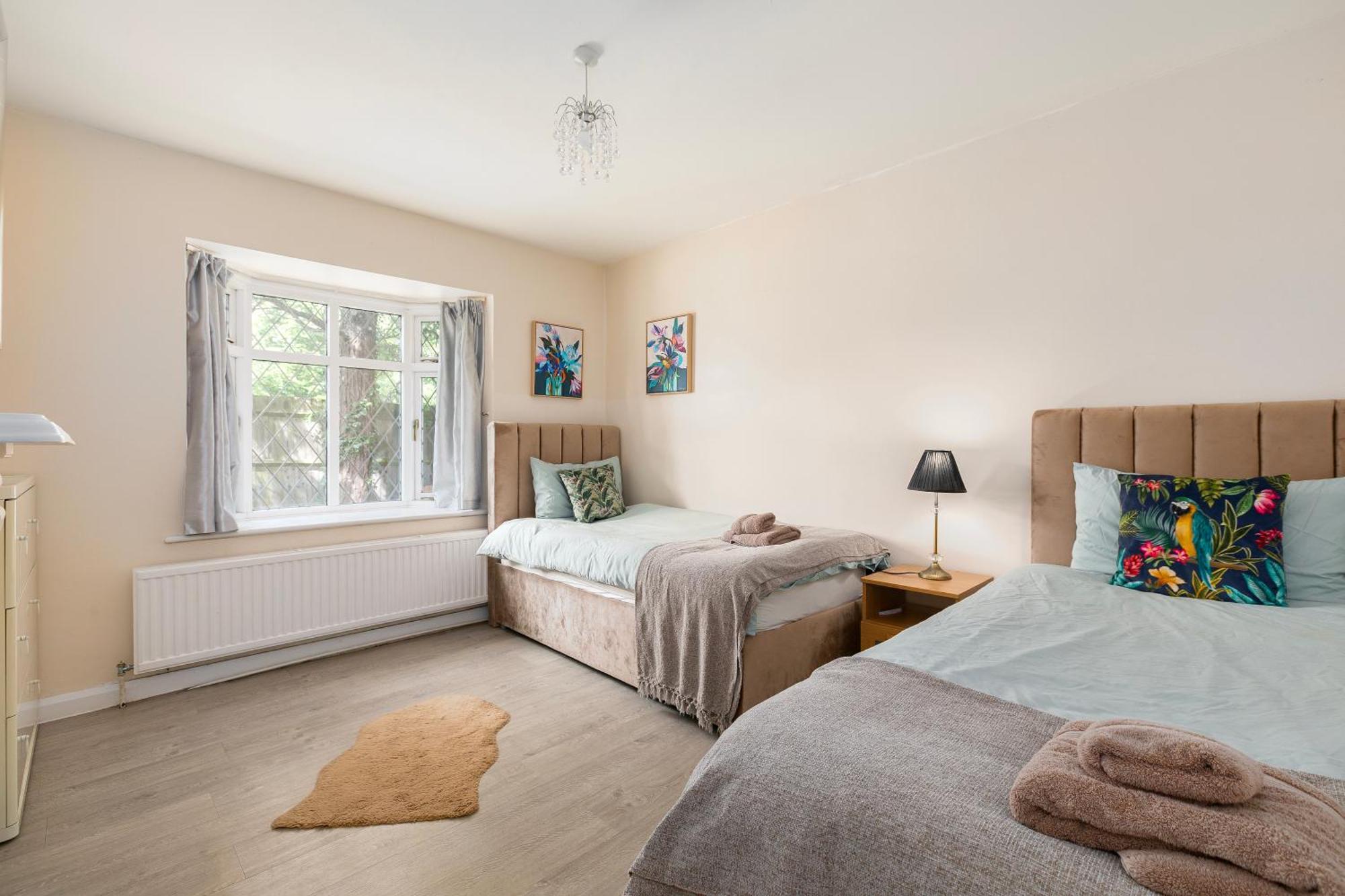 Rural Lodge Stay In Windsor! Hot Tub! Sleeps 20 Брей Экстерьер фото