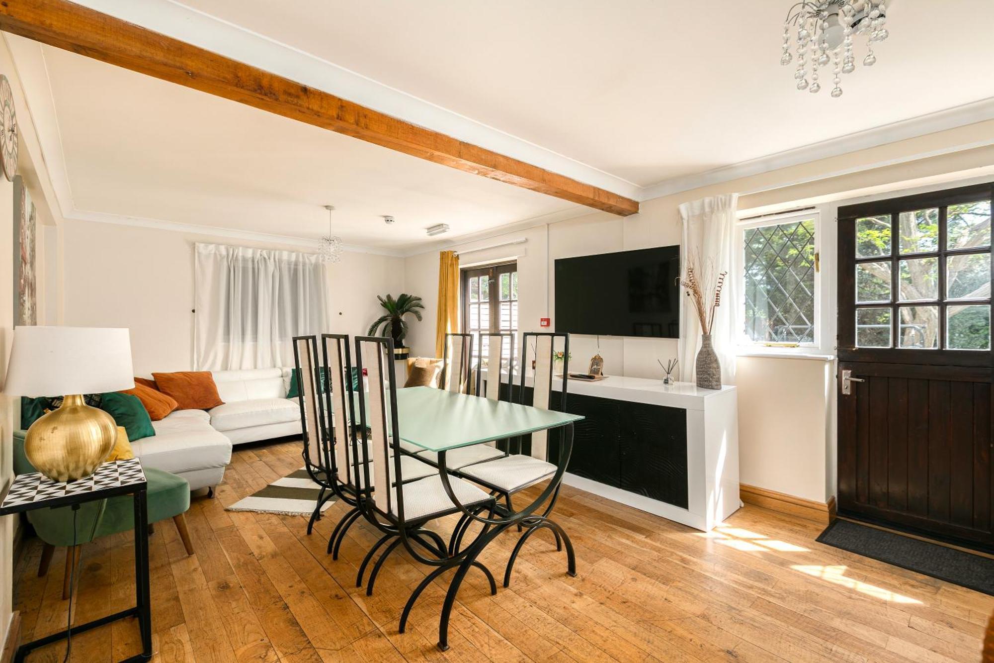 Rural Lodge Stay In Windsor! Hot Tub! Sleeps 20 Брей Экстерьер фото
