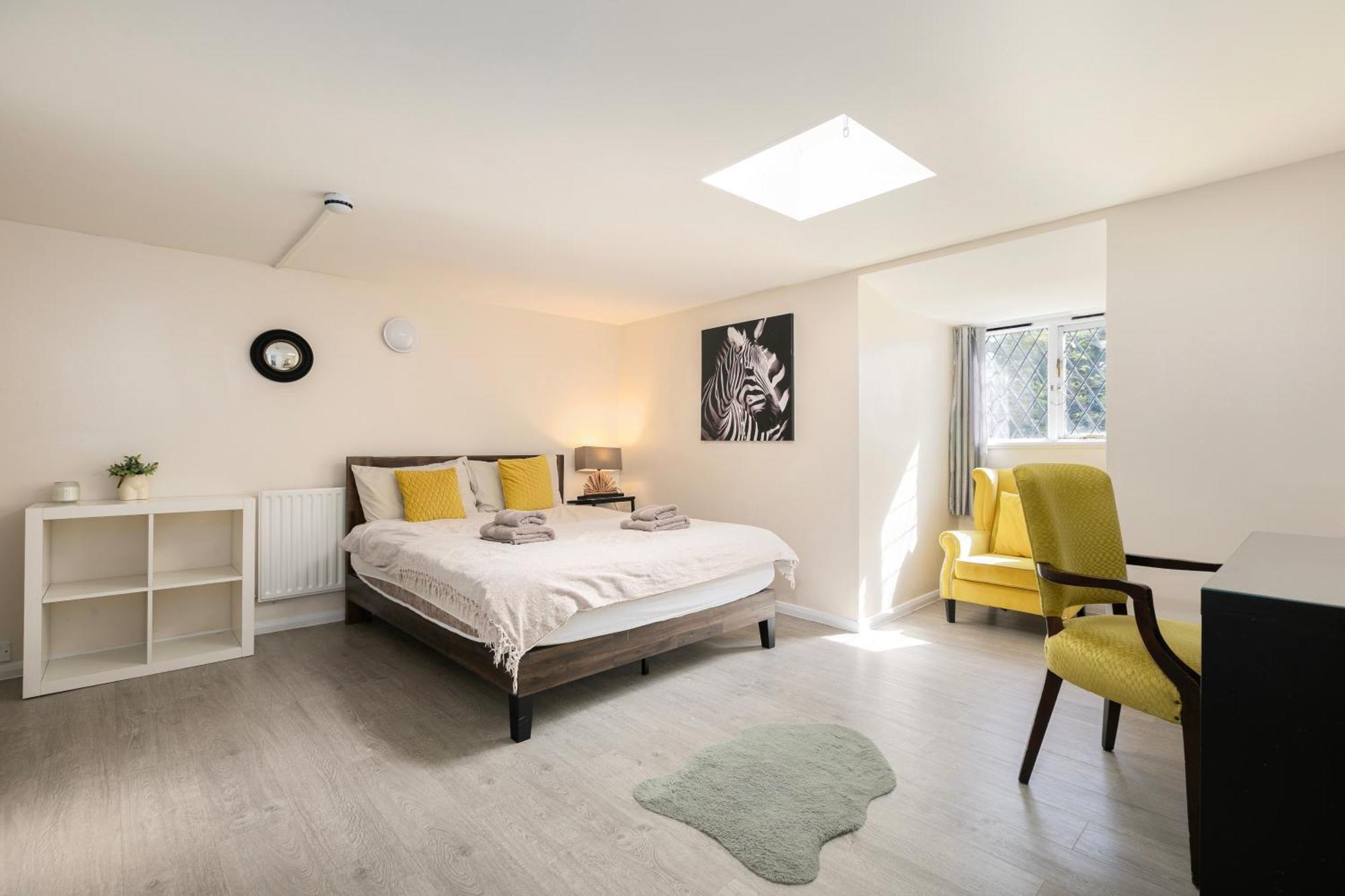 Rural Lodge Stay In Windsor! Hot Tub! Sleeps 20 Брей Экстерьер фото