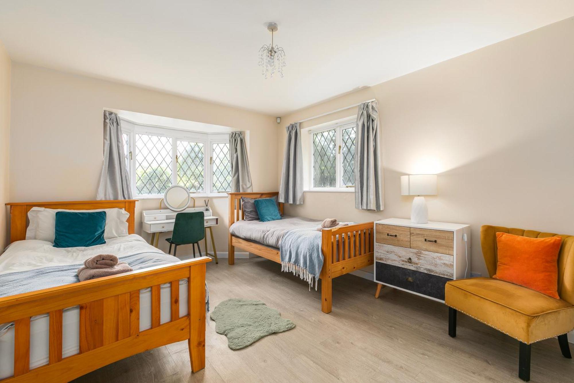 Rural Lodge Stay In Windsor! Hot Tub! Sleeps 20 Брей Экстерьер фото