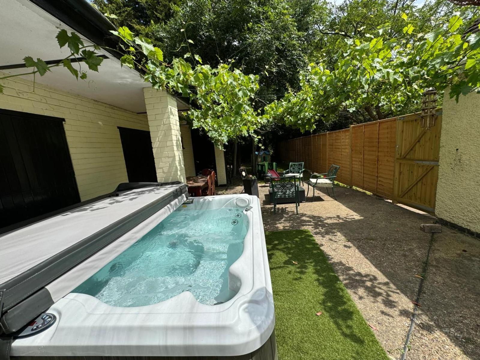 Rural Lodge Stay In Windsor! Hot Tub! Sleeps 20 Брей Экстерьер фото