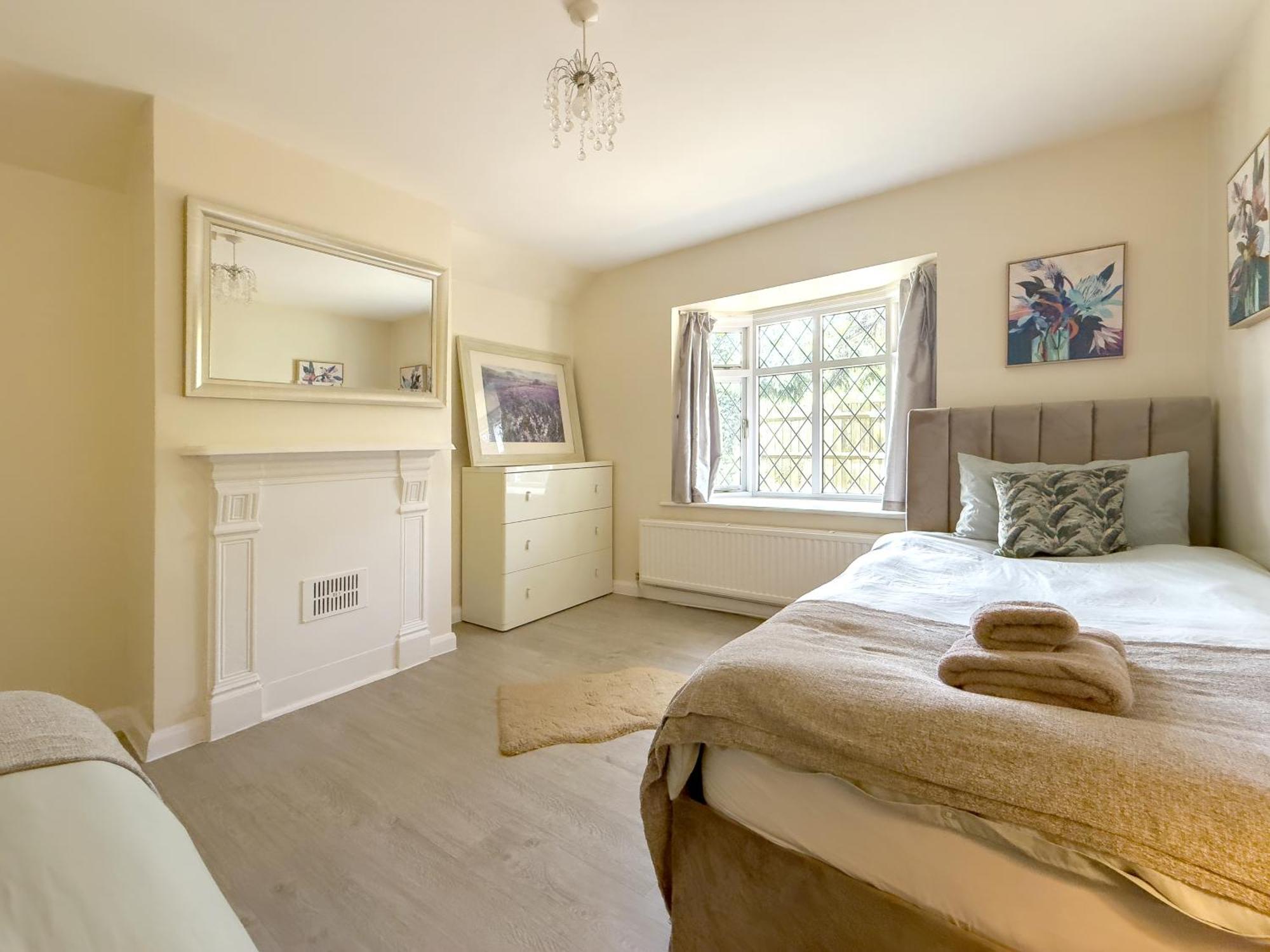 Rural Lodge Stay In Windsor! Hot Tub! Sleeps 20 Брей Экстерьер фото