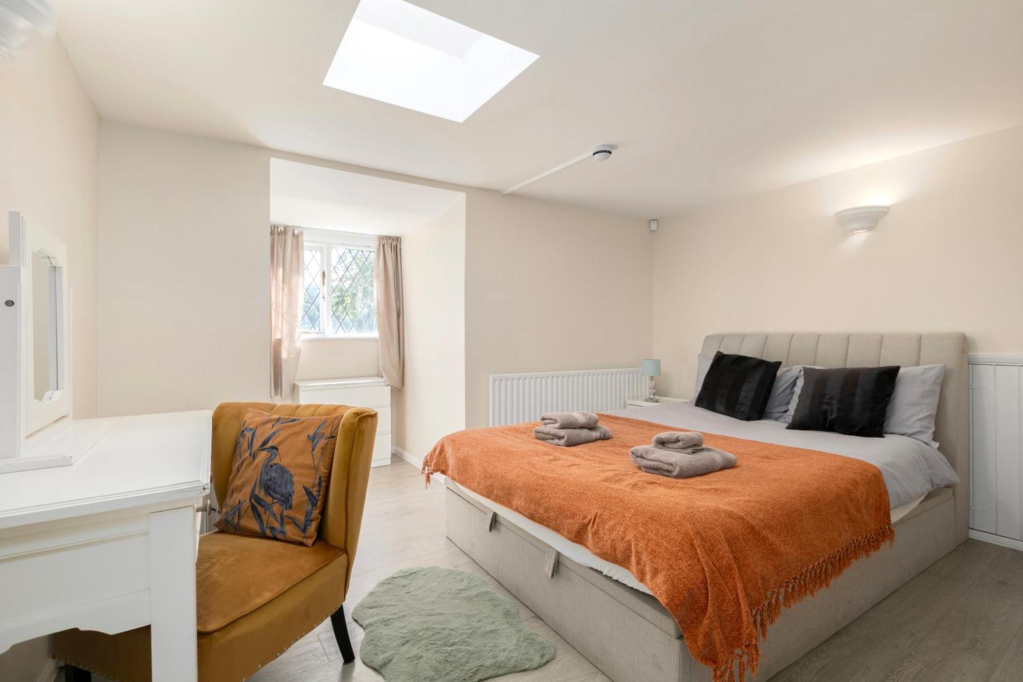 Rural Lodge Stay In Windsor! Hot Tub! Sleeps 20 Брей Экстерьер фото