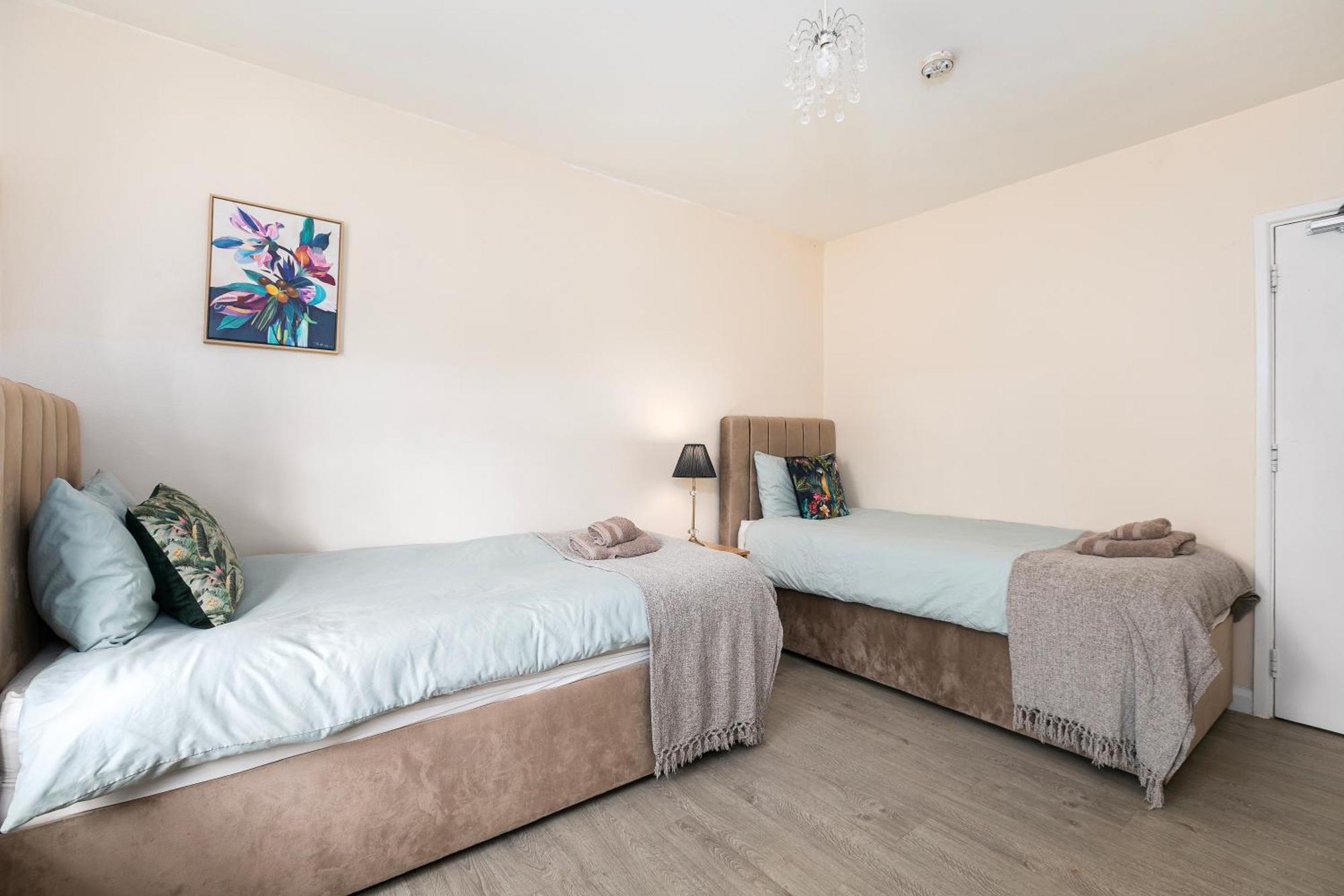 Rural Lodge Stay In Windsor! Hot Tub! Sleeps 20 Брей Экстерьер фото