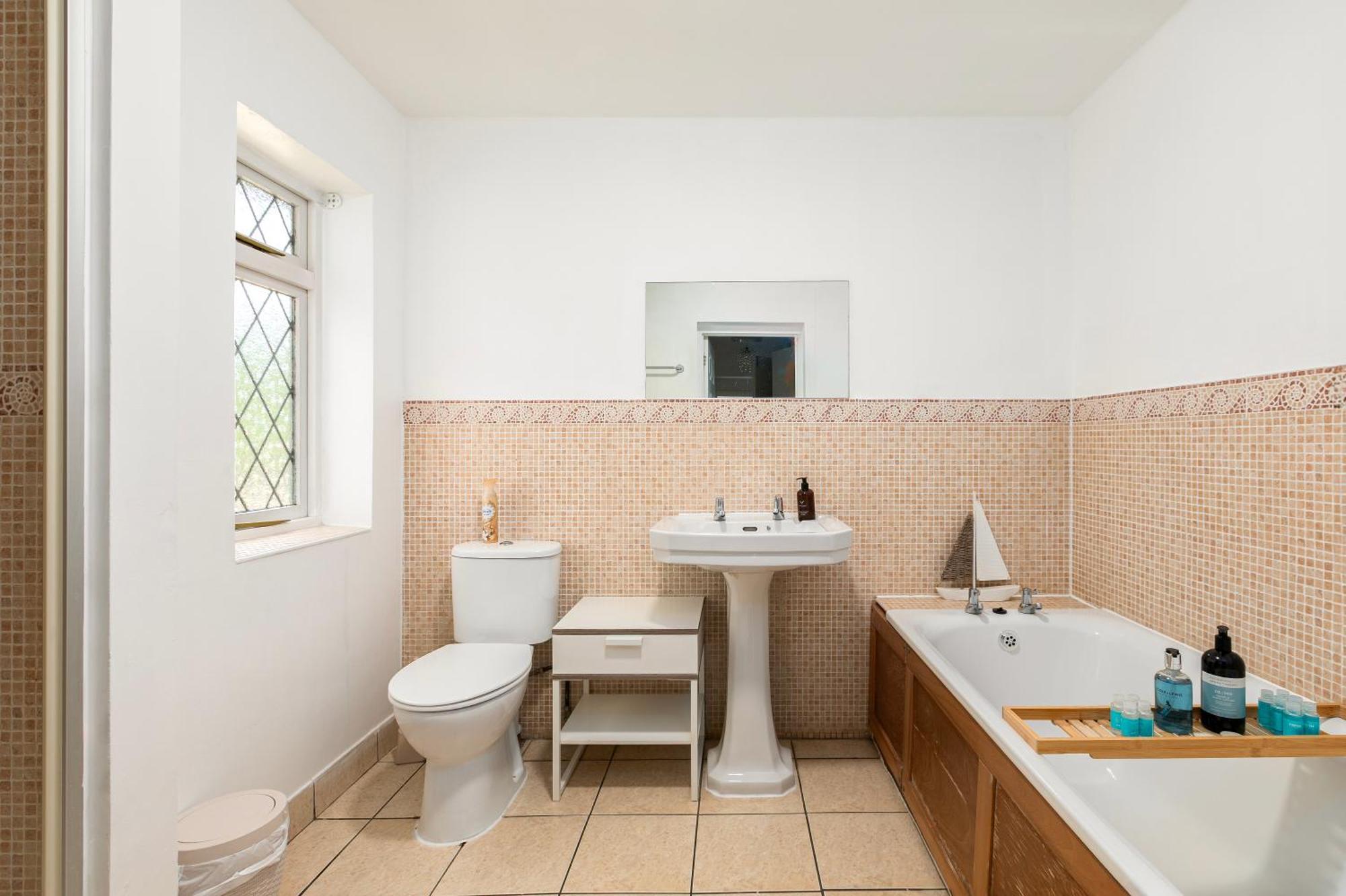 Rural Lodge Stay In Windsor! Hot Tub! Sleeps 20 Брей Экстерьер фото