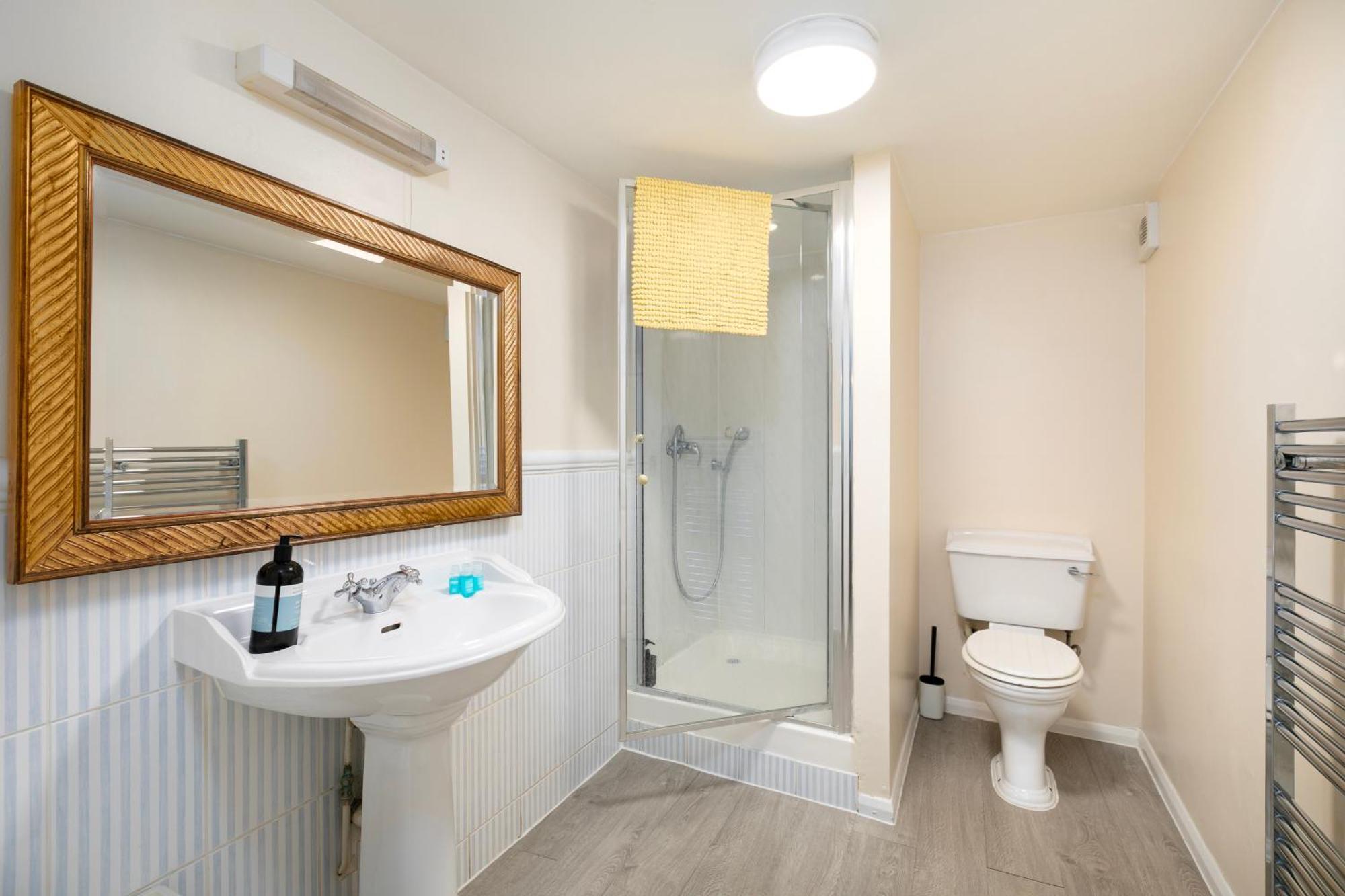 Rural Lodge Stay In Windsor! Hot Tub! Sleeps 20 Брей Экстерьер фото