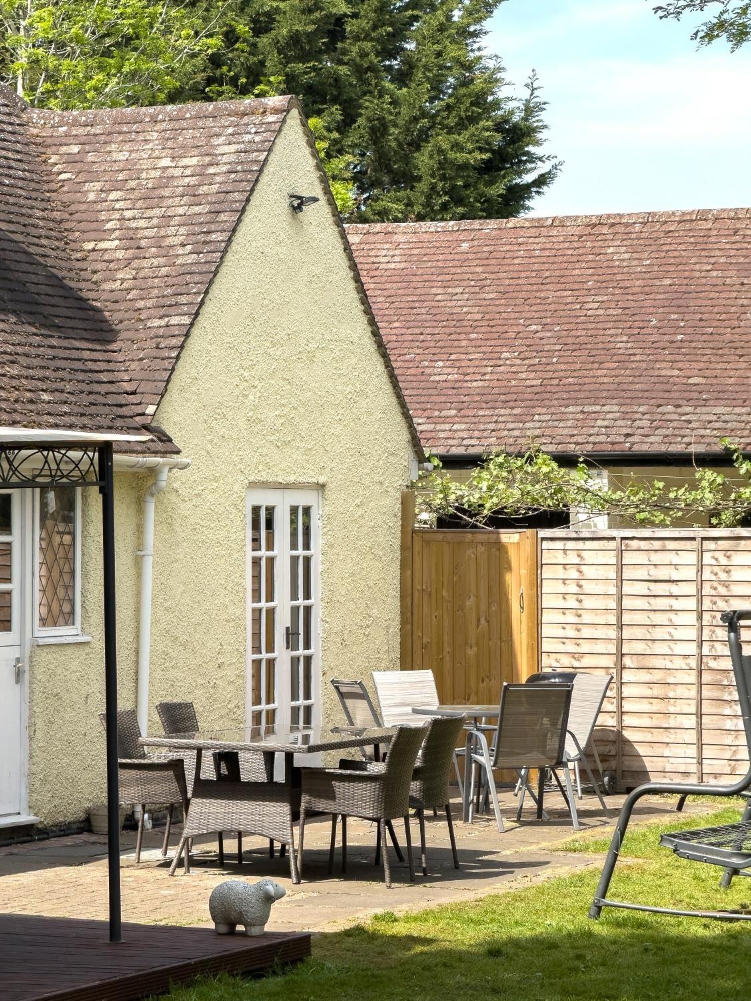 Rural Lodge Stay In Windsor! Hot Tub! Sleeps 20 Брей Экстерьер фото