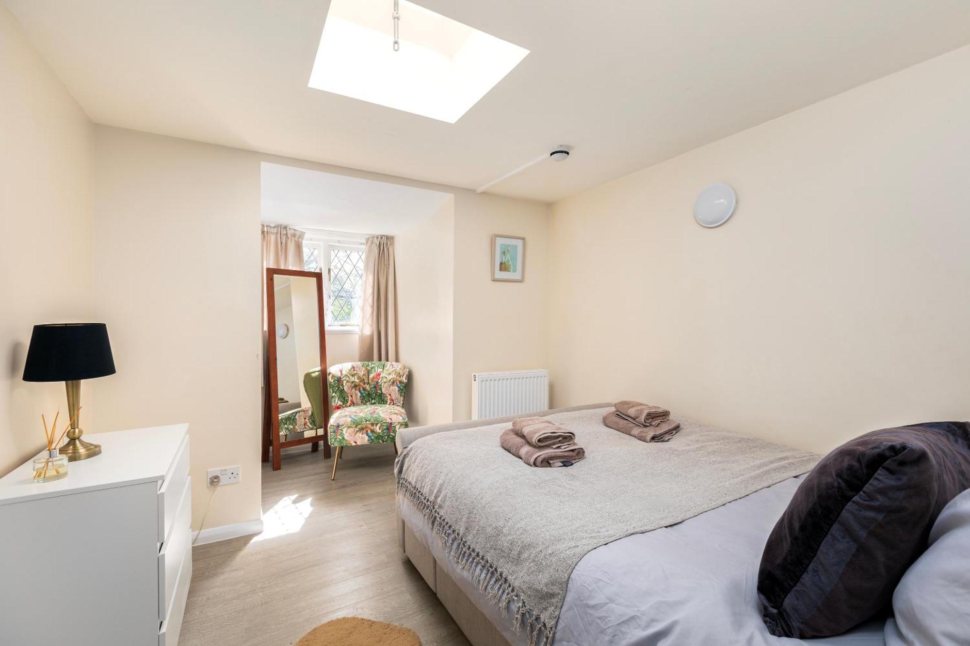 Rural Lodge Stay In Windsor! Hot Tub! Sleeps 20 Брей Экстерьер фото