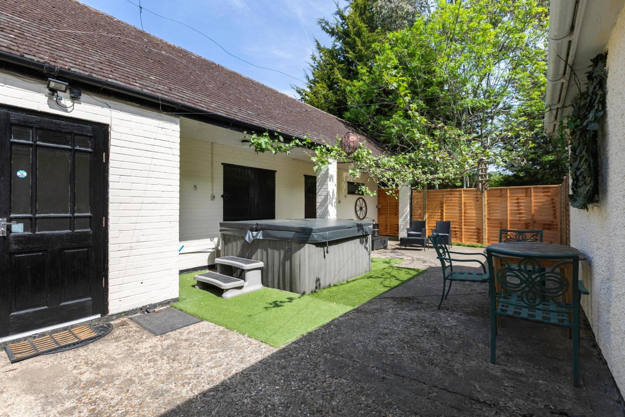 Rural Lodge Stay In Windsor! Hot Tub! Sleeps 20 Брей Экстерьер фото