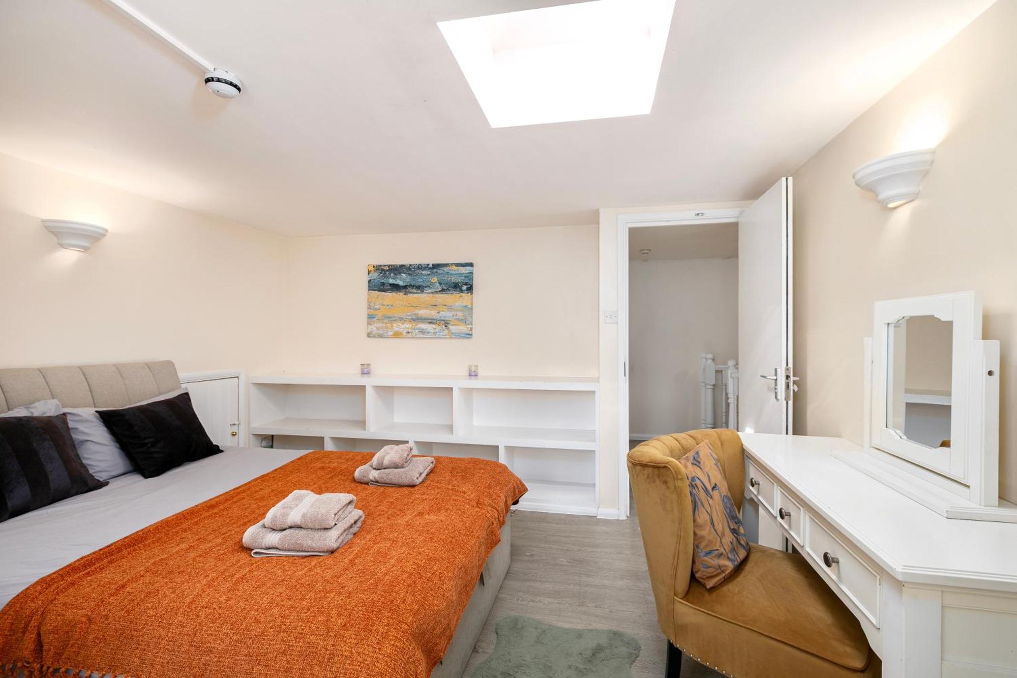 Rural Lodge Stay In Windsor! Hot Tub! Sleeps 20 Брей Экстерьер фото