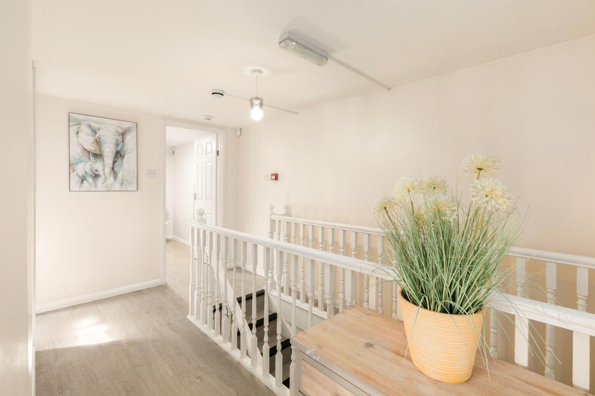 Rural Lodge Stay In Windsor! Hot Tub! Sleeps 20 Брей Экстерьер фото