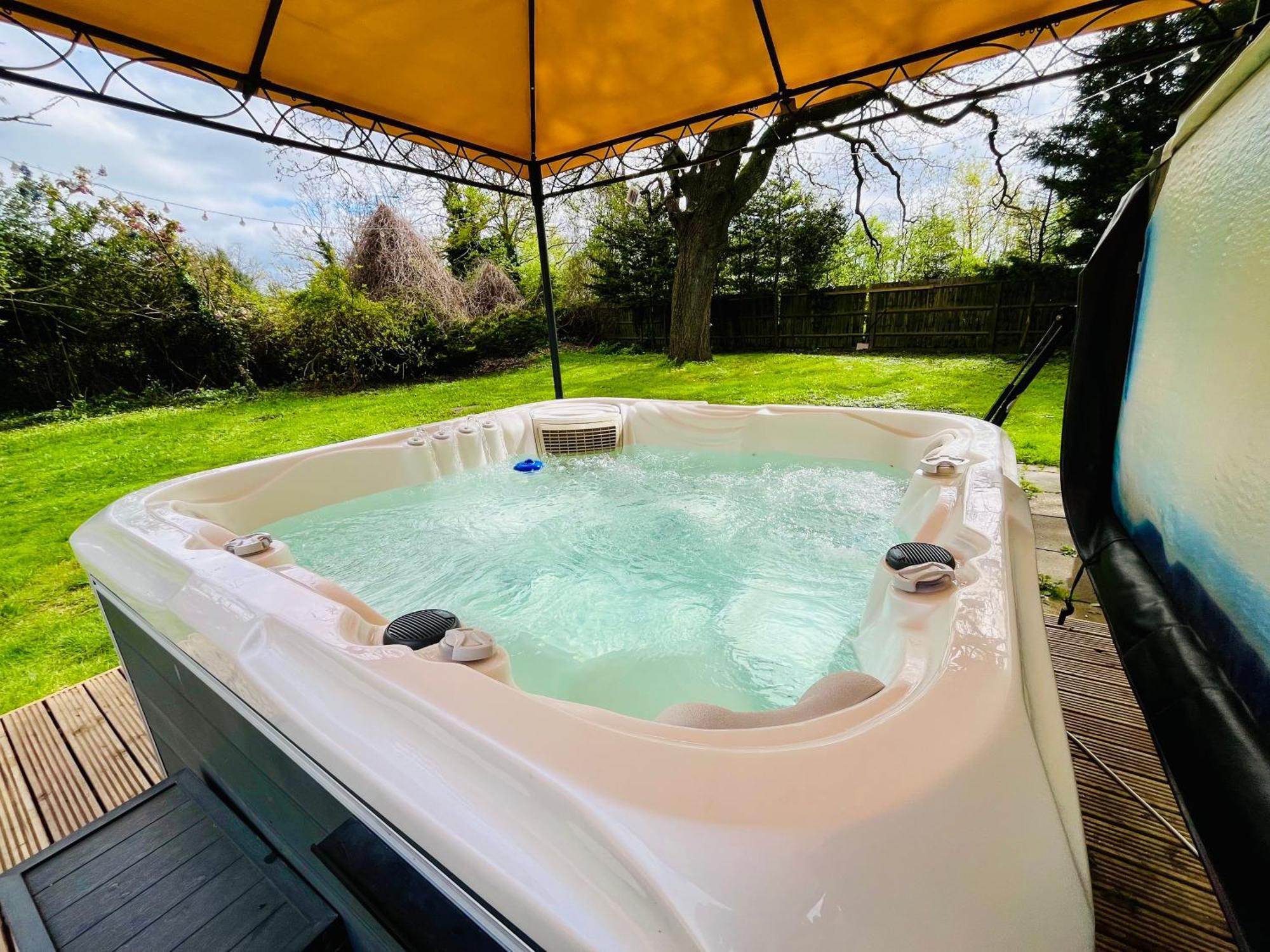Rural Lodge Stay In Windsor! Hot Tub! Sleeps 20 Брей Экстерьер фото