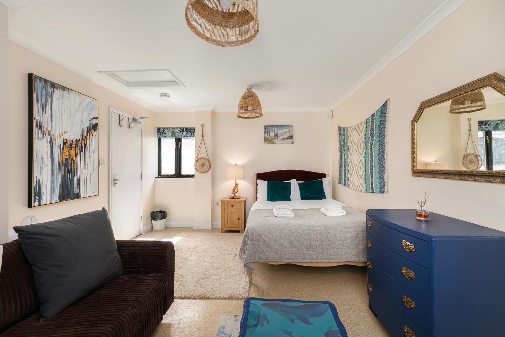 Rural Lodge Stay In Windsor! Hot Tub! Sleeps 20 Брей Экстерьер фото