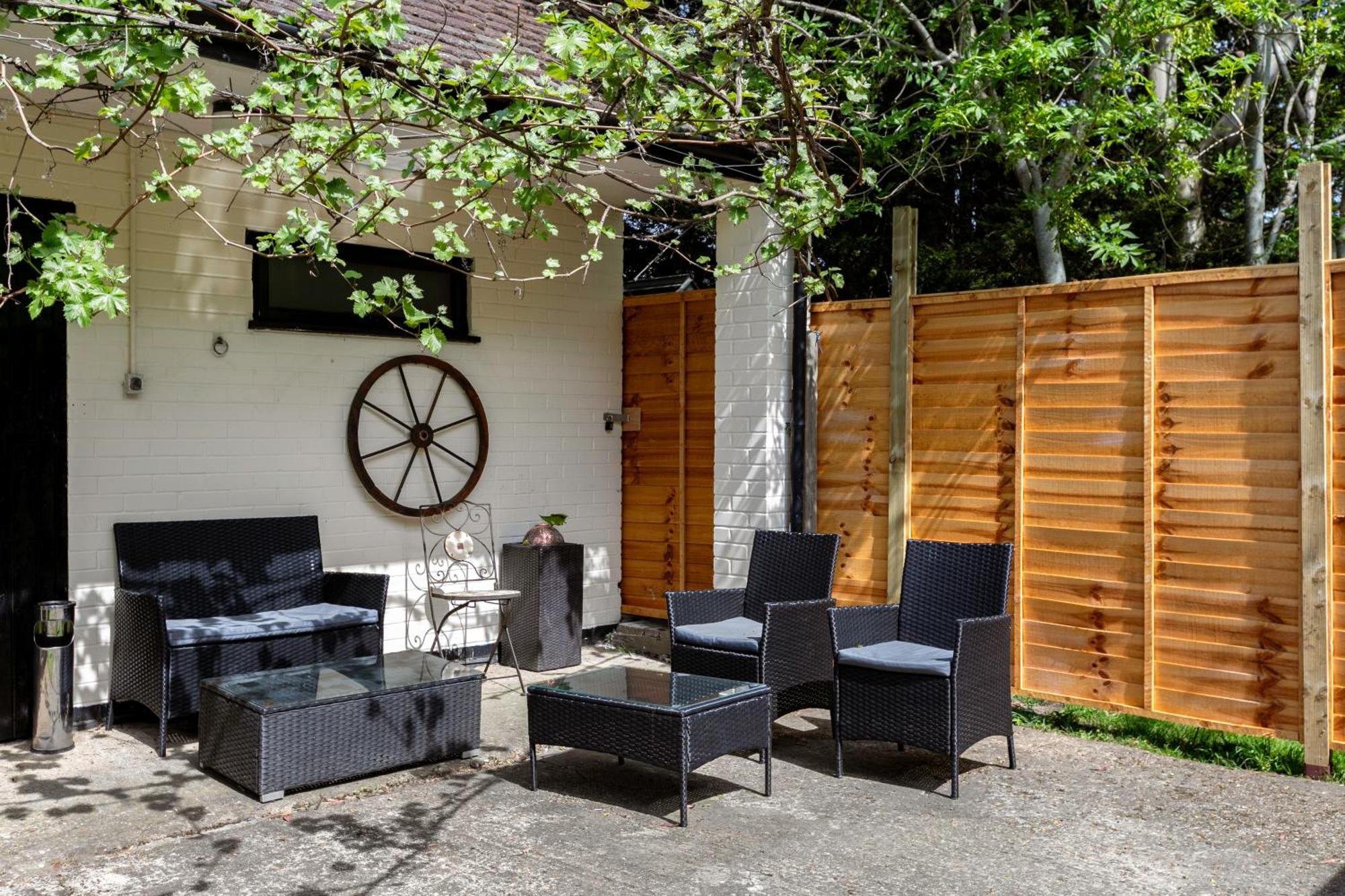 Rural Lodge Stay In Windsor! Hot Tub! Sleeps 20 Брей Экстерьер фото