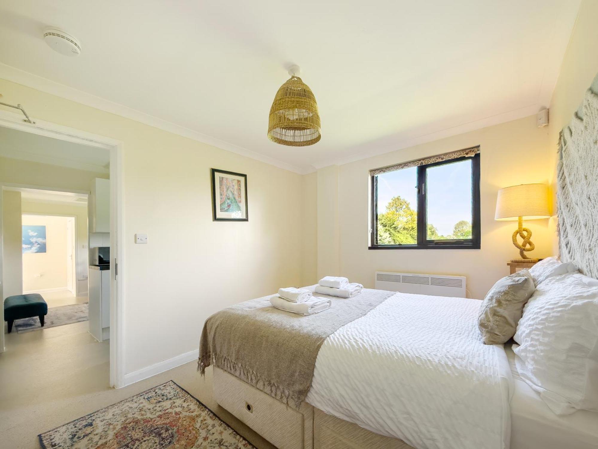 Rural Lodge Stay In Windsor! Hot Tub! Sleeps 20 Брей Экстерьер фото