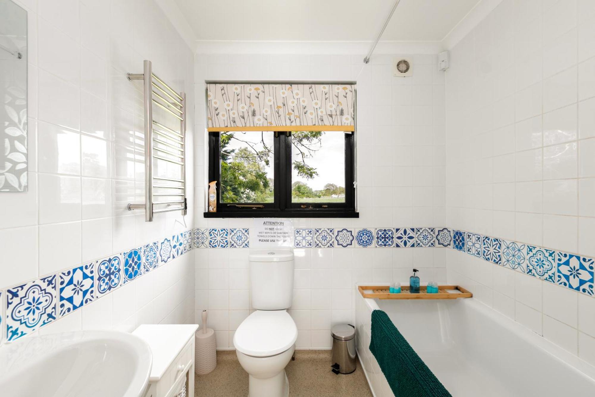 Rural Lodge Stay In Windsor! Hot Tub! Sleeps 20 Брей Экстерьер фото