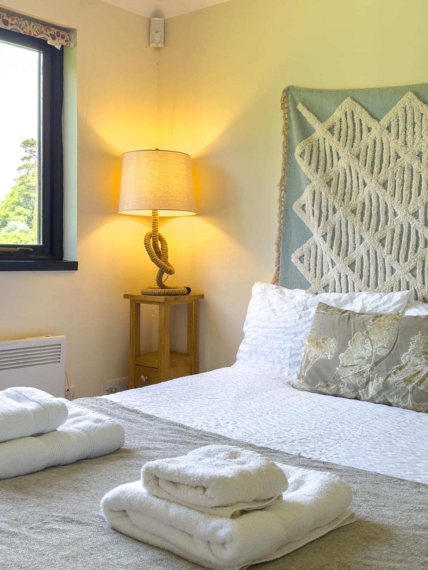 Rural Lodge Stay In Windsor! Hot Tub! Sleeps 20 Брей Экстерьер фото