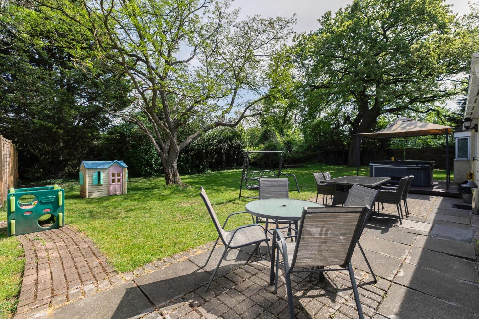 Rural Lodge Stay In Windsor! Hot Tub! Sleeps 20 Брей Экстерьер фото