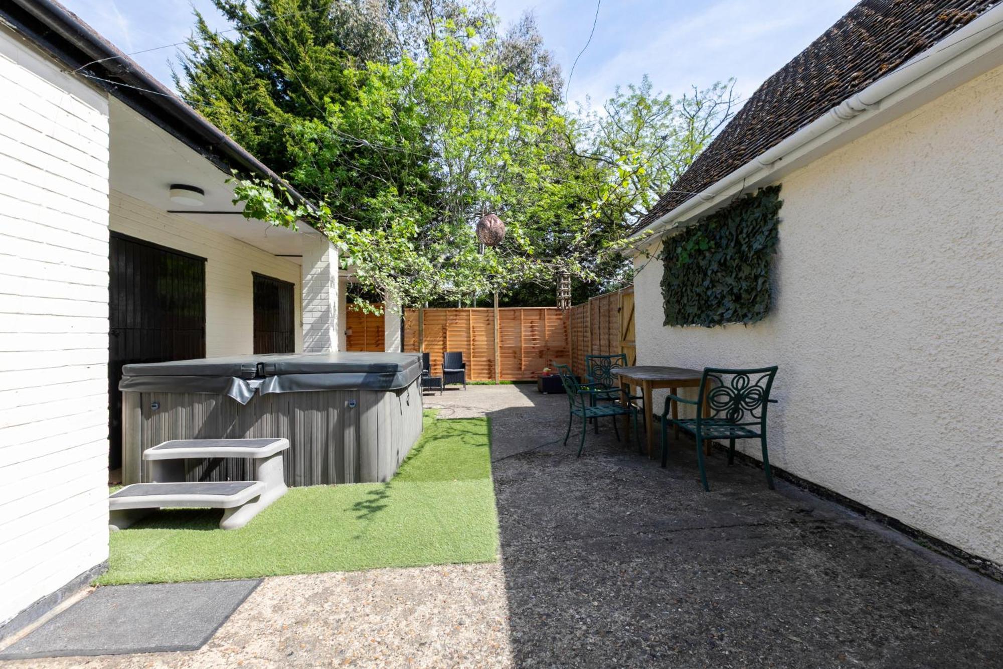 Rural Lodge Stay In Windsor! Hot Tub! Sleeps 20 Брей Экстерьер фото