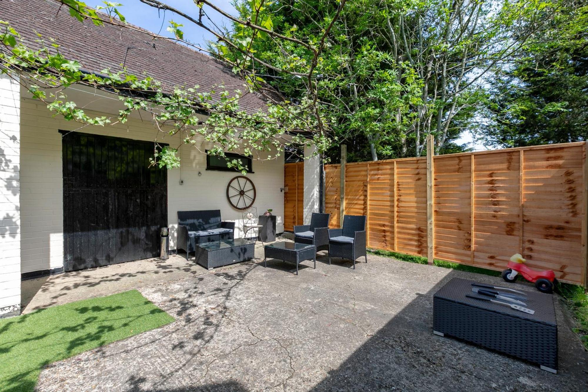 Rural Lodge Stay In Windsor! Hot Tub! Sleeps 20 Брей Экстерьер фото