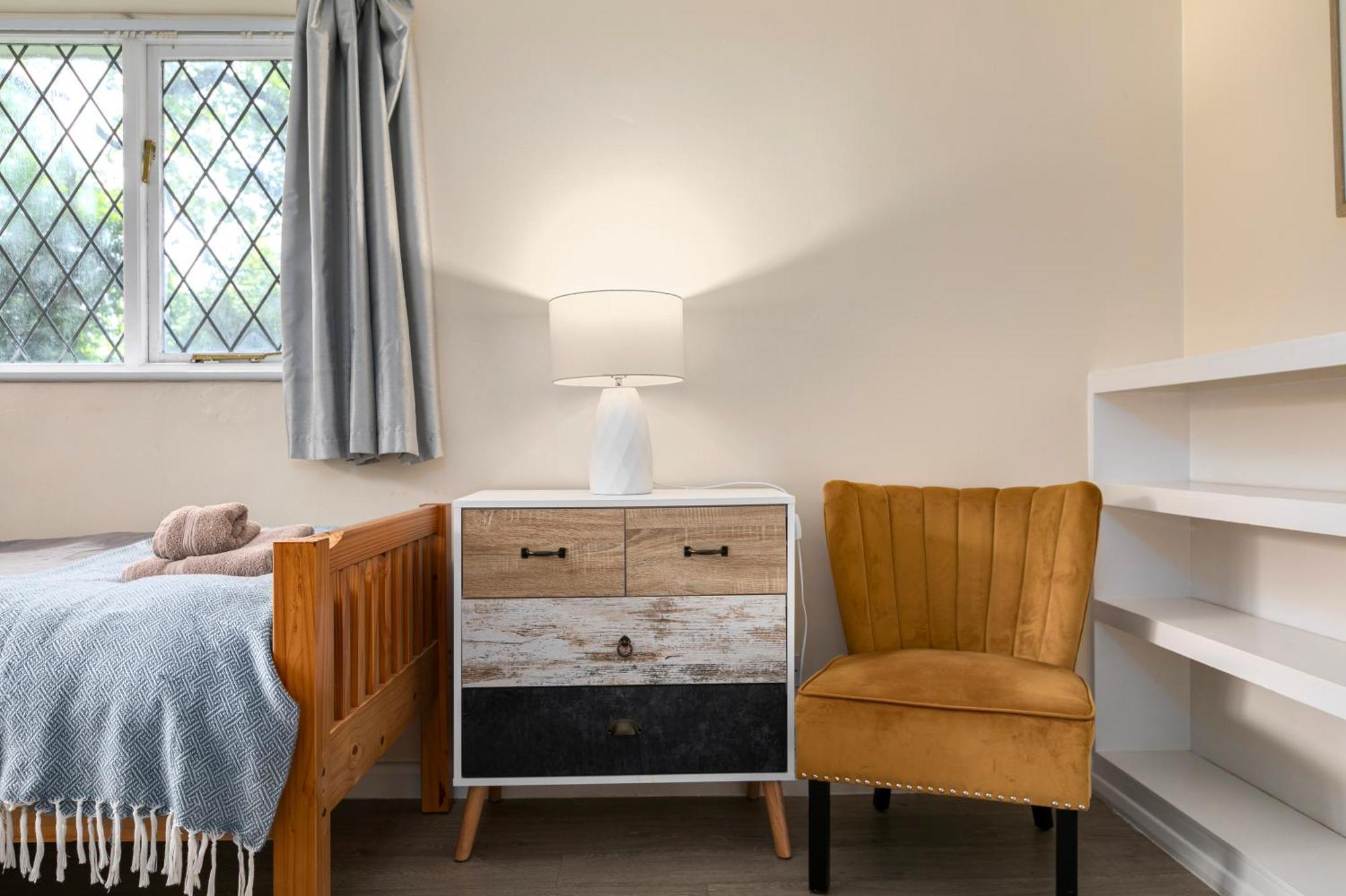 Rural Lodge Stay In Windsor! Hot Tub! Sleeps 20 Брей Экстерьер фото